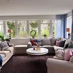 Rymlig Villa Naera Stad Och Natur